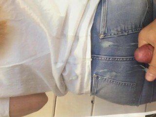 Eiaculazione sul bel culo all over jeans Cum Coerce