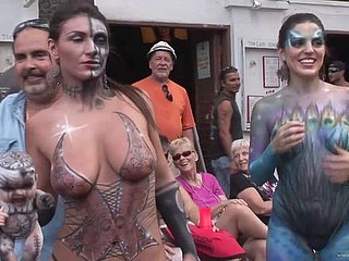Lucu amatir gadis menampilkan payudaranya besar dan bagus ass di luar ruangan pesta realitas jalanan
