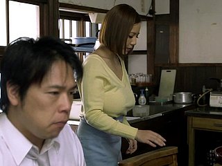 Broad in the beam ngực milf Nhật Bản ủng hộ một người đàn ông với một titjob